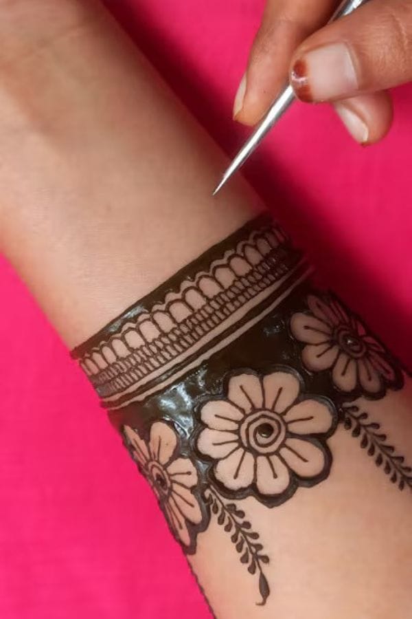 simple front hand mehndi
