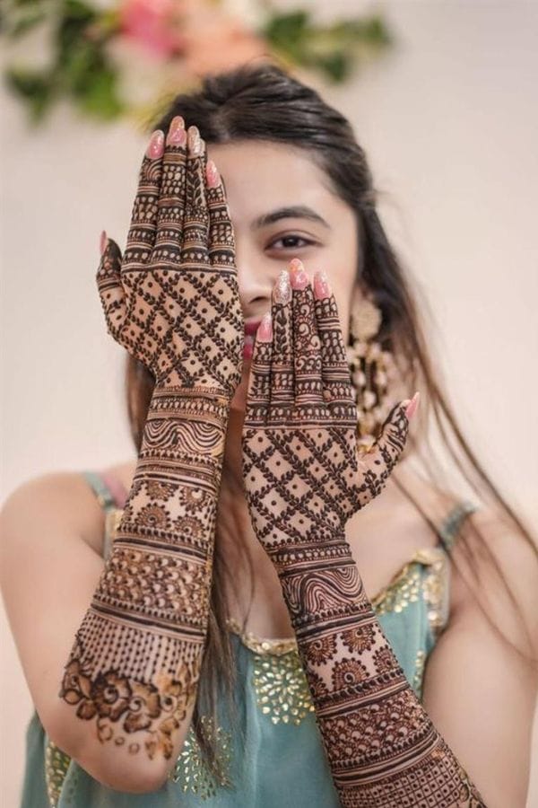 Simple Arabic Mehndi Designs for the Back Hand (12)