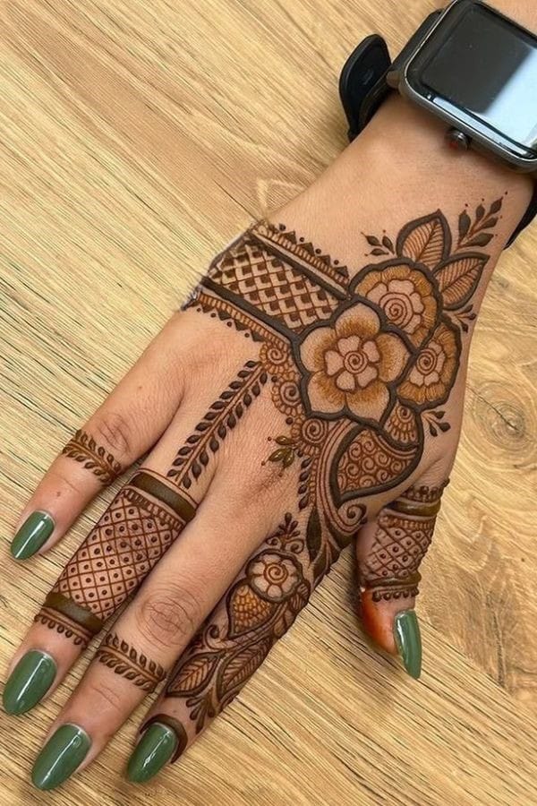 Simple-Arabic-Mehndi-Designs-for-the-Back-Hand
