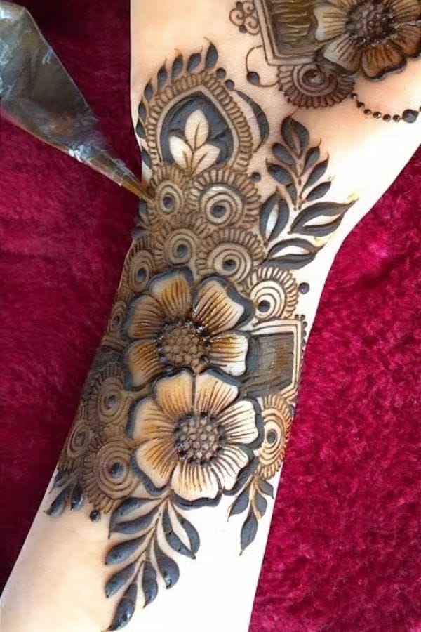simple front hand mehndi