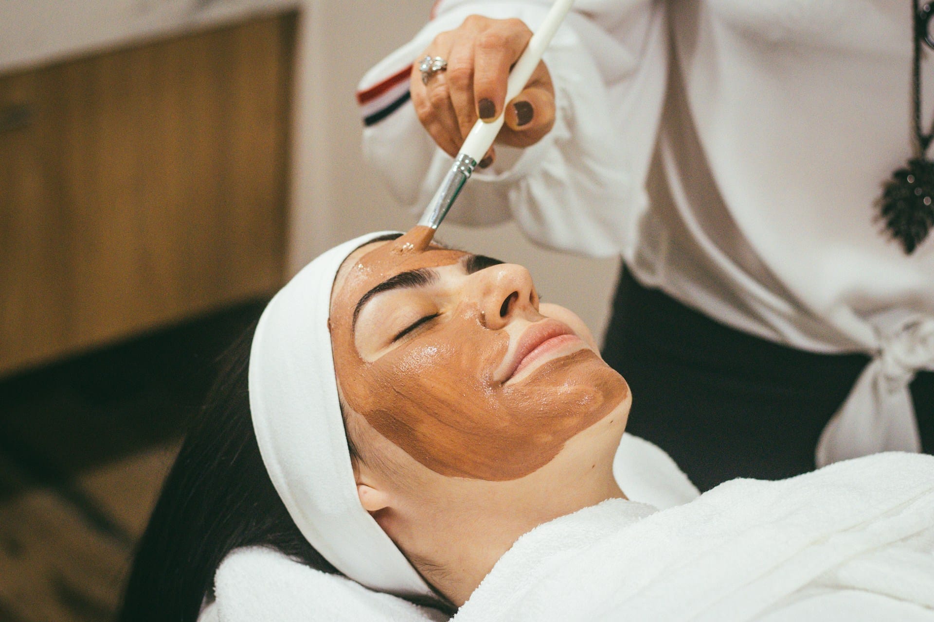 Best Facial Treatments for Glowing Skin in 2025